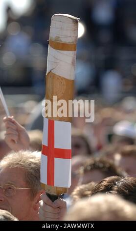 Tausende versammeln sich auf dem Trafalgar Square, London, um das England Cricket Team zu feiern und die Ashes zu gewinnen. England schlug Australien zum ersten Mal seit 1987 in einer Serie, nachdem er den letzten Test im Oval September 2005 gezogen hatte. Stockfoto