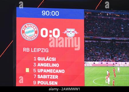 München, Deutschland. Februar 2020. Fußball: Bundesliga, Bayern München - RB Leipzig, 21. Spieltag in der Allianz Arena. Das Endergebnis 0:0 nach dem Abpfiff wird auf dem Display angezeigt. Wichtiger HINWEIS: Gemäß den Vorschriften der DFL Deutsche Fußball Liga und des DFB Deutscher Fußball-Bund ist es untersagt, im Stadion und/oder aus dem fotografierten Spiel in Form von Sequenzbildern und/oder videoähnlichen Fotoserien auszunutzen oder auszunutzen. Credit: Matthias Balk / dpa / Alamy Live News Stockfoto