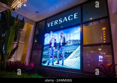 Außenansicht eines Versace-Stores in Macau Stockfoto