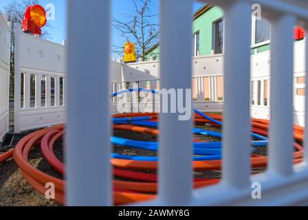 Libbenichen, Deutschland. Februar 2020. Farbige Leerrohre, in denen später die Lichtwellenleiter verlegt werden, befinden sich entlang einer Straße. Viele lokale Versorgungsunternehmen starten Erweiterungskampagnen für Internetverbindungen über Glasfaserkabel. Dazu werden neue Rohre verlegt. Was in größeren Städten bereits Standard ist, ist für viele Landbewohner immer noch ein Wunschtraum: Schnelles Internet. Milliarden Euro sollen nun ausgegeben werden, um auch den Dörfern den Weg ins digitale Zeitalter zu ebnen. Aber die Dinge bewegen sich immer noch langsam. Credit: Patrick Pleul / dpa-Zentralbild / ZB / dpa / Alamy Live News Stockfoto