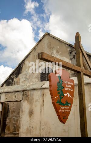 San Juan, Puerto Rico - 21. Januar 2020: Schild mit dem National Parks Service vor dem Eingang zum Castillo San Felipe del Morro im Alten San Juan, Puerto Rico Stockfoto