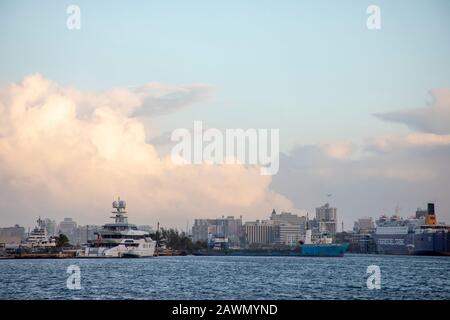 San Juan, Puerto Rico - 20. Januar 2020: Yacht-, Fähren- und Handelsboote im Hafen entlang der Küste von San Juan, Puerto Rico. Stockfoto