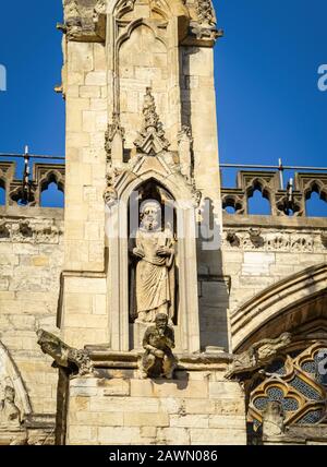 Kleiner Mittelalterturm mit Figur und Wasserspeier an der Südseite des York Minster. Es gibt ein Fenster zur einen Seite und einen Himmel darüber. Stockfoto