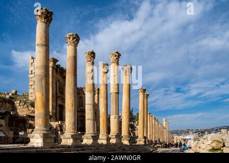 Kolonnadenstraße in der alten römischen Stadt Jerash Jerash, Jordanien, 27. Januar 2020 Stockfoto