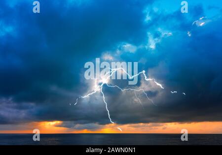 Meer vor Sturm, dramatischer Himmel über Meer, Gewitter mit Blitz Stockfoto