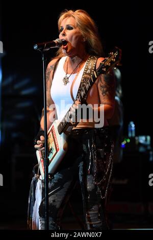 Pompano Beach FL, USA. Februar 2020. Lita Ford tritt während des Benefizkonzerts Von One Love Bahamas im Pompano Beach Amphitheater am 8. Februar 2020 in Pompano Beach, Florida auf. Kredit: Mpi04/Media Punch/Alamy Live News Stockfoto