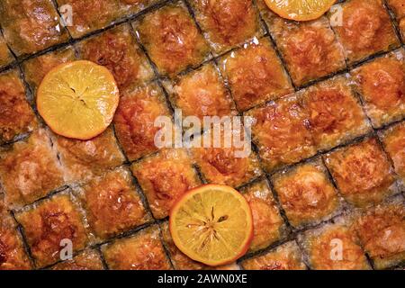 In Scheiben geschnittenes Baklava-Dessert mit Zitronenhintergrund Stockfoto