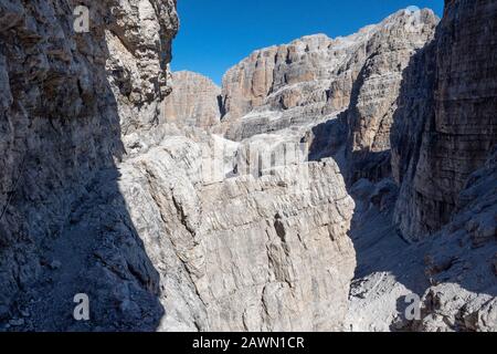 Festseilweg, Klettersteig. Italienische Alpen. Bergtourismus in den Dolden. Region Brenta, Italien. Stockfoto