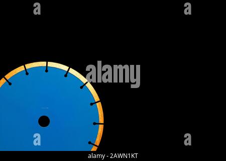 Blaue Trennscheibe mit Rautendurchmesser 230 mm, zum Schneiden von Beton und Stahlbeton isoliert auf schwarzem Hintergrund, Kopierraum. Stockfoto