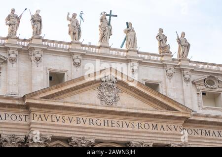 Details von Gebäuden auf der Piazza San Pietro, Petersplatz im Vatikan Stockfoto