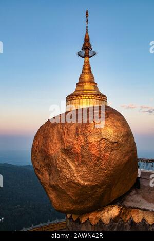 Golden Rock oder Kyaiktiyo-Pagode in Myanmar, dem ehemaligen Birma, Asien Stockfoto