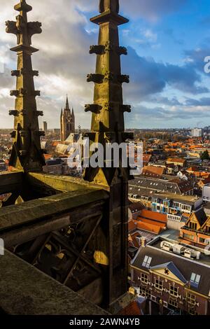 Delft, Niederlande, Holland, 18. Januar 2020. Draufsicht vom Kirchturm der neuen Kirche (Nieuwe Kerk) des schiefen Glockenturms der Alten Kirche Stockfoto