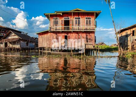 Schwimmende Holzhäuser am Inle Lake in Shan, Myanmar, dem ehemaligen Birma in Asien Stockfoto