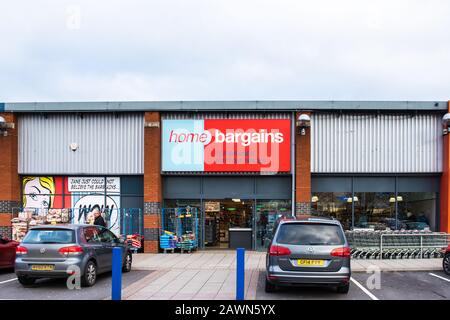 Gegenüber eines Home Bargains Discounter mit Einkaufswagen und Regalen von Waren in Trowbridge Wiltshire Stockfoto