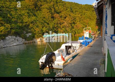 Boote moorierten neben Restaurants an einem der 2 Flüsse, die in Richtung der Schwarzmeerküste in Agva, im Bezirk Sile der Provinz Istanbul, Türkei, verlaufen Stockfoto