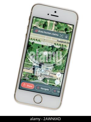 Morgantown, WV - 9. Februar 2020: Isoliertes Telefon mit der App what3words, um den genauen Standort des Weißen Hauses in Washington DC zu finden Stockfoto