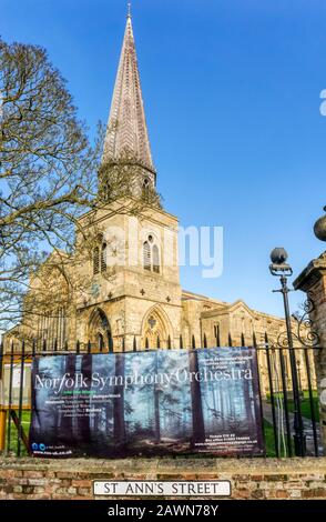 Ein Poster für das Norfolk Symphony Orchestra vor der St Nicholas' Chapel, King's Lynn. Stockfoto