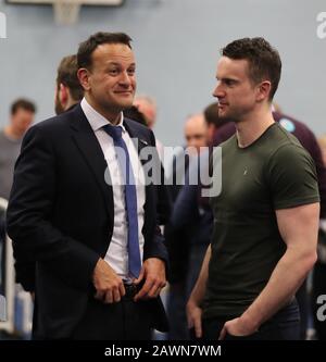 Taoiseach Leo Varadkar spricht mit seinem Partner Matt Barrett im Phibblestown Community Center in Dublin, wo die Zählung der irischen Generalwahlen 2020 für den Wahlkreis Dublin West läuft. Stockfoto