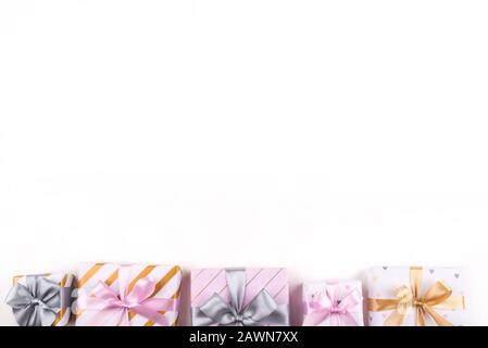 Set mit Geschenkschachteln mit Schleifen und Konfetti auf weißem Hintergrund. Stockfoto