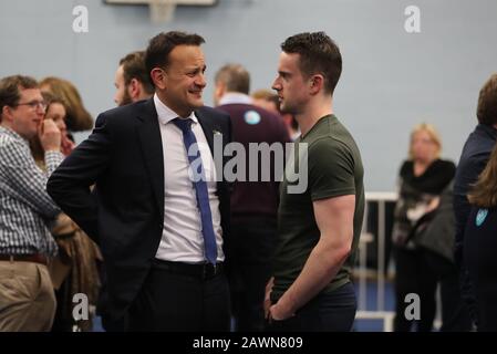 Taoiseach Leo Varadkar spricht mit seinem Partner Matt Barrett im Phibblestown Community Center in Dublin, wo die Zählung der irischen Generalwahlen 2020 für den Wahlkreis Dublin West läuft. Stockfoto