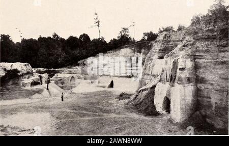 Anne Arundel County . Abb. I.-BLICK AUF weiße Felsen, Fluss patapsco, mit SANDSTEINFELDERN der raritan-formation. LG. 2.-BLICK AUF GLASSANDSTEINBRUCH IN RARITAN-FORMATION, IN DER NÄHE VON STONY POINT, SEVERN-FLUSS. Maryland Geological Survey 4i&gt; ist so gut durchgesickert, dass auch diese Terrasse in der Regel in Patchesmit den älteren Ablagerungen dazwischen geschnitten wurde. Dies zeigt sich deutlich in der geo-logischen Karte der Region des unteren Patuxents, und der verschiedenen Hälse, die in den Patapsco hinausschnupfen. Auch hier sind die Täler aber sonarrow und einfach, dass beim Blick über die Landschaft diese Flecken von sind Stockfoto