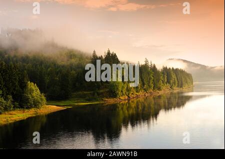 See umgeben von Bergen, Harz, Deutschland. Stockfoto