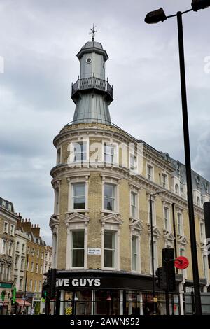 Das Lighthouse-Gebäude befindet sich an der Kreuzung von Gray's Inn Road, Pentonville Road, York Way und Euston Road. Kings Cross, London, Großbritannien Stockfoto