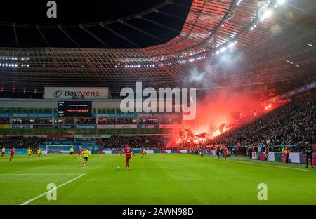 Feature, Pyro im Fanblock VON DO, davor eine Spielszene, Fußball 1. Bundesliga, 21. Spieltag, Bayer 04 Leverkusen (LEV) - Borussia Dortmund (DO) 4:3, am 8. Februar 2020 in Leverkusen/Deutschland. ¬ Nutzung weltweit Stockfoto