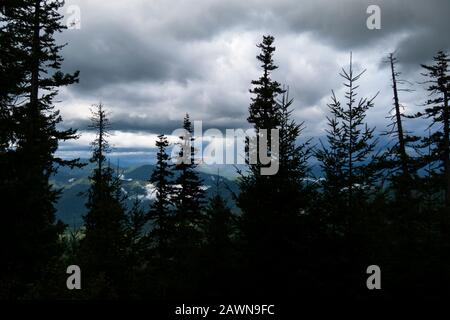 Ein Regenbogen bricht durch den stürmischen Himmel bei Timber Butte Cabin Lookout, Fall Creek, Oregon. Stockfoto