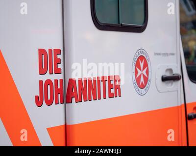 Berlin, Deutschland - 09. Februar 2020: Das Logo der Deutschen Rettungswagenfirma, Johann Anger, auf einem Notarztwagen. Stockfoto