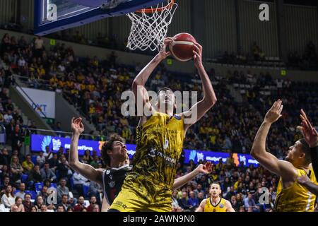 Teneras, Italien. Februar 2020. Giorgi Shermadini (iberostar tenera) conquista un rimbalzo im Finale im Einsatz - Segafredo Virtus Bologna vs. Iberostar Tenera, FIBA Intercontinental Cup in Tenera, Italien, 9. Februar 2020 Kredit: Independent Photo Agency/Alamy Live News Stockfoto