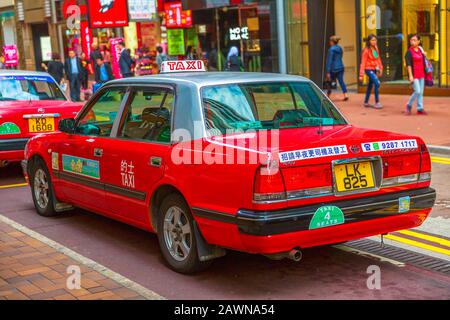 Hongkong, China - 6. Dezember 2016: Roter Taxiwagen in Causeway Bay geparkt, einer der attraktivsten Gegenden für Touristen und Geschäftsleute und gut Stockfoto