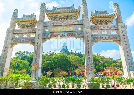 Hongkong, China - 11. Dezember 2016: Malerisches Tor zum Kloster Po Lin und zum großen Buddha, Ikone und Symbol der Insel Lantau, beliebter Touristenchinesisch Stockfoto
