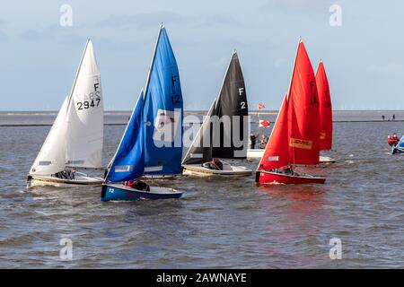 Segelboote auf dem Seesee, West Kirby Stockfoto