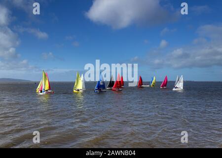 Segelboote auf dem Seesee, West Kirby Stockfoto