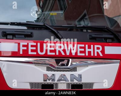 Berlin, Deutschland - 09. Februar 2020: Die Buchstaben Feuerwehr, das deutsche Feuerwehrlogo, auf rotem man-Truck Stockfoto