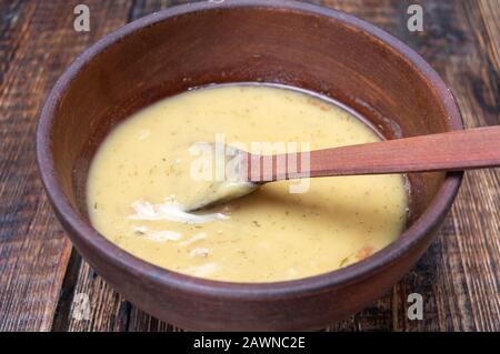 Pfirsich püree Suppe. Erbsensuppe in einer Tonplatte. Stockfoto