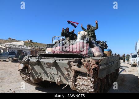 Aleppo, Syrien. Februar 2020. Syrische Soldaten blitzen am 9. Februar 2020 in der Stadt al-Eis in der südlichen Landschaft der Provinz Aleppo in Syrien das Siegeszeichen. Die Armeestreitkräfte nahmen am Samstag die Stadt al-Eis, eines der wichtigen Gebiete in der Armee, um die Autobahn Damascus-Aleppo vollständig zu sichern, gefangen. (Str/Xinhua) Kredit: Xinhua/Alamy Live News Stockfoto