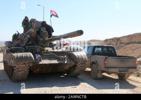 Aleppo, Syrien. Februar 2020. Syrische Soldaten sind am 9. Februar 2020 in der Stadt al-Eis in der südlichen Landschaft der Provinz Aleppo in Syrien zu sehen. Die Armeestreitkräfte nahmen am Samstag die Stadt al-Eis, eines der wichtigen Gebiete in der Armee, um die Autobahn Damascus-Aleppo vollständig zu sichern, gefangen. (Str/Xinhua) Kredit: Xinhua/Alamy Live News Stockfoto