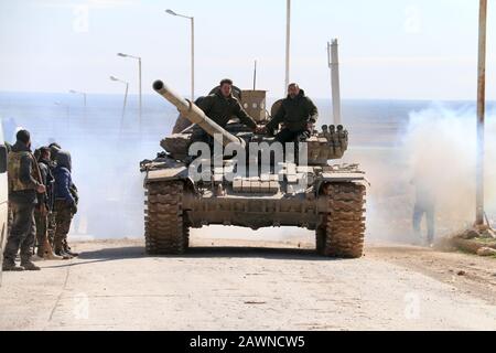Aleppo, Syrien. Februar 2020. Syrische Soldaten sind am 9. Februar 2020 in der Stadt al-Eis in der südlichen Landschaft der Provinz Aleppo in Syrien zu sehen. Die Armeestreitkräfte nahmen am Samstag die Stadt al-Eis, eines der wichtigen Gebiete in der Armee, um die Autobahn Damascus-Aleppo vollständig zu sichern, gefangen. (Str/Xinhua) Kredit: Xinhua/Alamy Live News Stockfoto