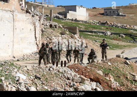 Aleppo, Syrien. Februar 2020. Syrische Soldaten sind am 9. Februar 2020 in der Stadt al-Eis in der südlichen Landschaft der Provinz Aleppo in Syrien zu sehen. Die Armeestreitkräfte nahmen am Samstag die Stadt al-Eis, eines der wichtigen Gebiete in der Armee, um die Autobahn Damascus-Aleppo vollständig zu sichern, gefangen. (Str/Xinhua) Kredit: Xinhua/Alamy Live News Stockfoto
