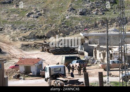 Aleppo, Syrien. Februar 2020. Syrische Soldaten sind am 9. Februar 2020 in der Stadt al-Eis in der südlichen Landschaft der Provinz Aleppo in Syrien zu sehen. Die Armeestreitkräfte nahmen am Samstag die Stadt al-Eis, eines der wichtigen Gebiete in der Armee, um die Autobahn Damascus-Aleppo vollständig zu sichern, gefangen. (Str/Xinhua) Kredit: Xinhua/Alamy Live News Stockfoto