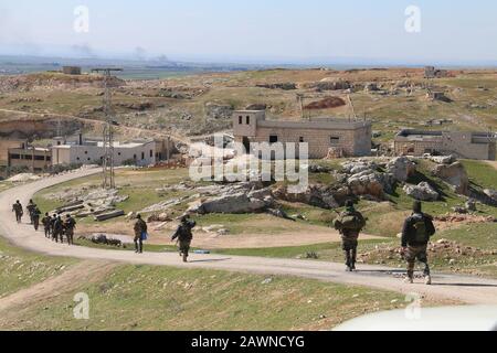 Aleppo, Syrien. Februar 2020. Syrische Soldaten sind am 9. Februar 2020 in der Stadt al-Eis in der südlichen Landschaft der Provinz Aleppo in Syrien zu sehen. Die Armeestreitkräfte nahmen am Samstag die Stadt al-Eis, eines der wichtigen Gebiete in der Armee, um die Autobahn Damascus-Aleppo vollständig zu sichern, gefangen. (Str/Xinhua) Kredit: Xinhua/Alamy Live News Stockfoto