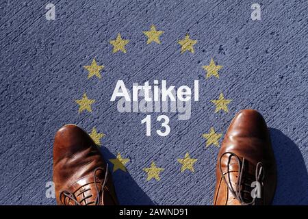 Mann steht neben Artikel 13 auf dem Boden geschrieben Umgeben von den Stars der Europäischen Union Stockfoto