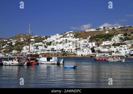 Weitwinkelaufnahme der Skyline der Stadt Mikonos, Griechenland Stockfoto