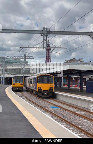 Arriva Northern Rail Klasse 142 Schrittmacher und Klasse 150 Sprinterzüge am Bahnhof Blackpool North mit sichtbarem Blackpool Tower Stockfoto