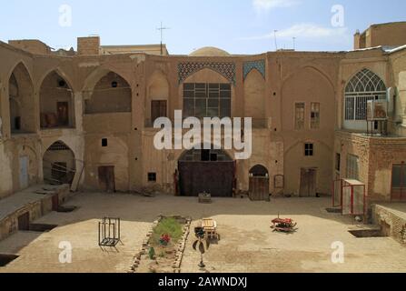 Weitwinkelaufnahme des platzes von Aminoddoleh Caravanary in Iran Stockfoto