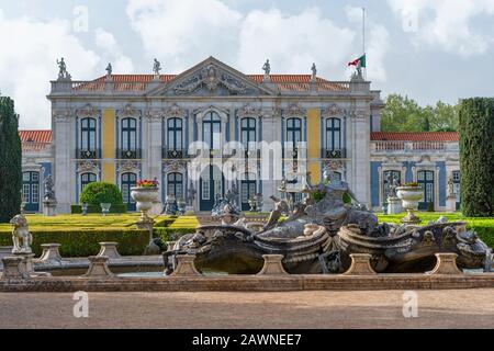 Blick in den Park des Queluz National Royal Palace. Portugal Stockfoto