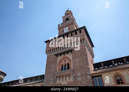 Mailand, Italien - 27. Juni 2018: Panoramablick auf die Außenseite des Schloss Sforza (Castello Sforzesco) ist in Mailand. Es wurde im 15. Jahrhundert von Frankreich gebaut Stockfoto