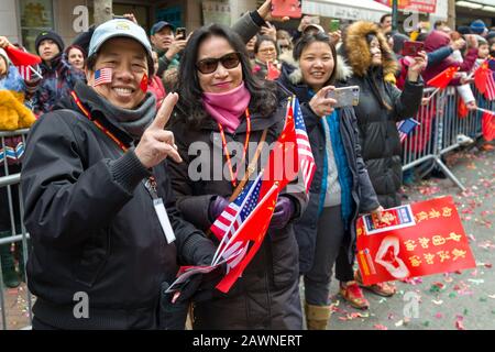 New York, USA. Februar 2020. Die Teilnehmer tragen US-amerikanische und chinesische Flaggen, während sie an der chinesischen Neujahrsparade in Chinatown teilnehmen. Kredit: Enrique Shore/Alamy Live News Stockfoto